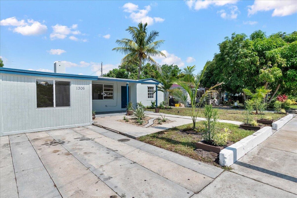 Photo of 1306 S C Terrace, Lake Worth Beach, FL 33460 (MLS # B26042848)