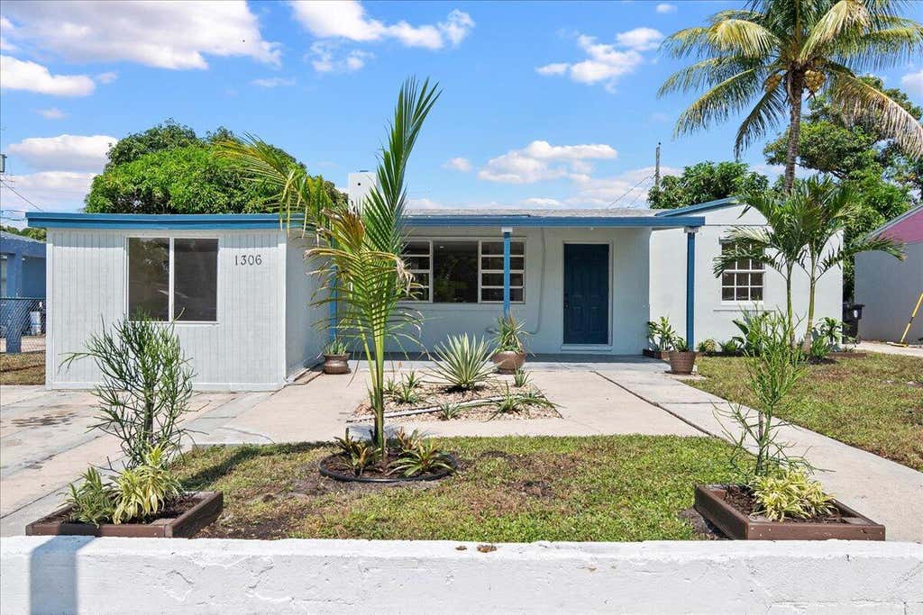 Photo of 1306 S C Terrace, Lake Worth Beach, FL 33460 (MLS # B26042848)