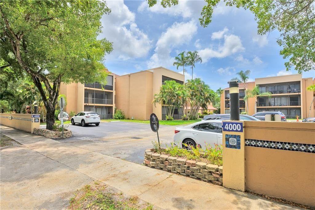 Photo of 4000 N Hills Drive #30, Hollywood, FL 33021 (MLS # F10549152)