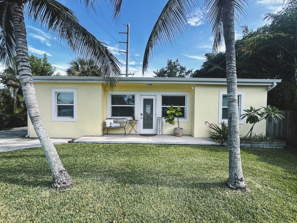 Photo of 604 NW POINSETTIA Street, Stuart, FL 34994 (MLS # B26080186)