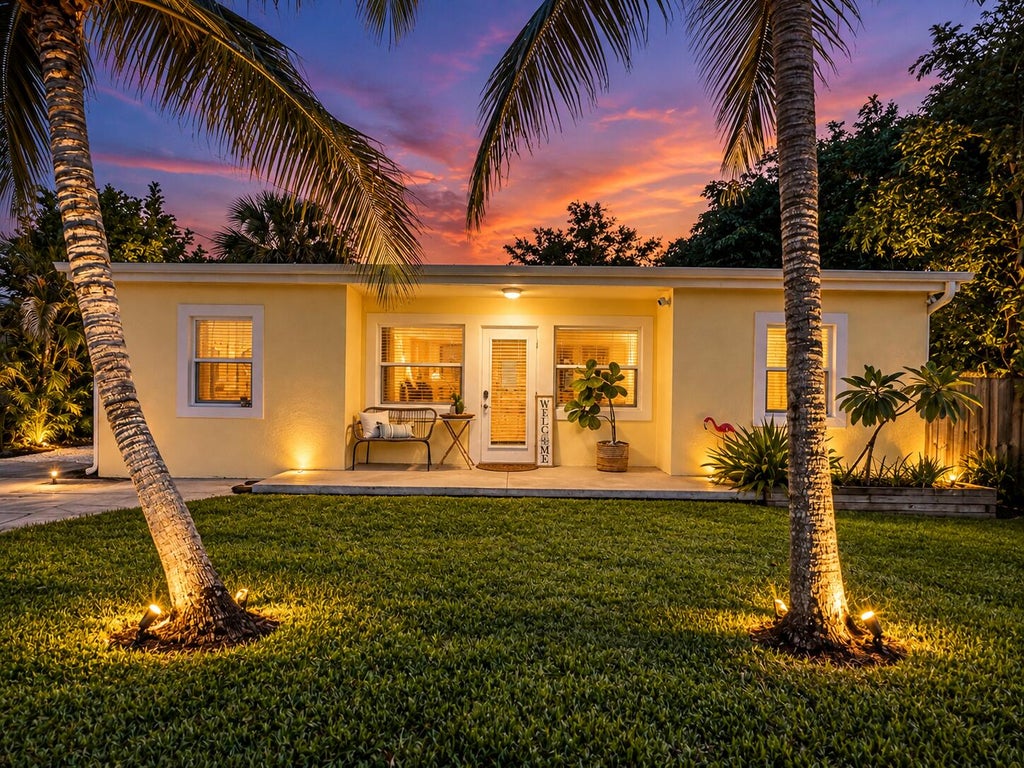 Photo of 604 NW POINSETTIA Street, Stuart, FL 34994 (MLS # B26080186)