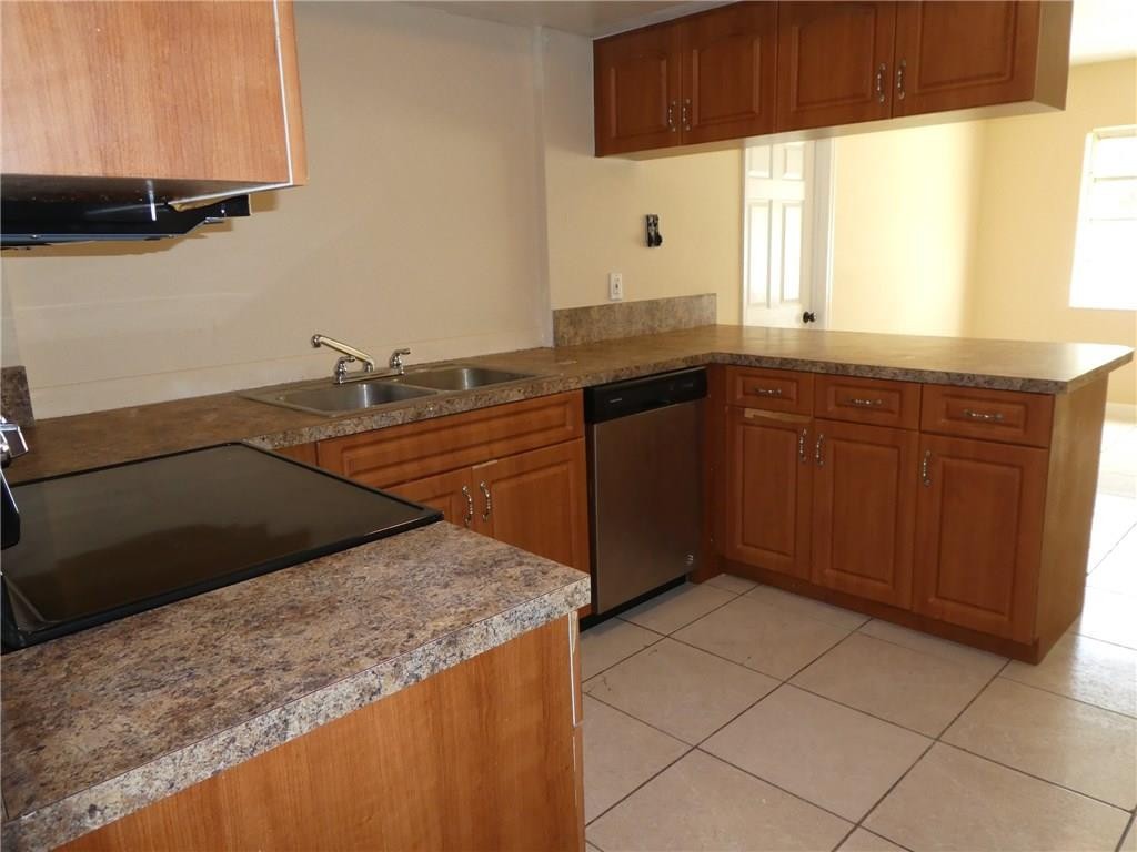 LAUDERDALE LAKES EAST GAT - Residential