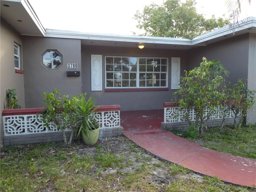 LAUDERDALE LAKES EAST GAT - Residential