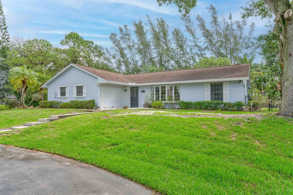 Photo of 15612 74th Avenue N, Palm Beach Gardens, FL 33418 (MLS # R10994374)
