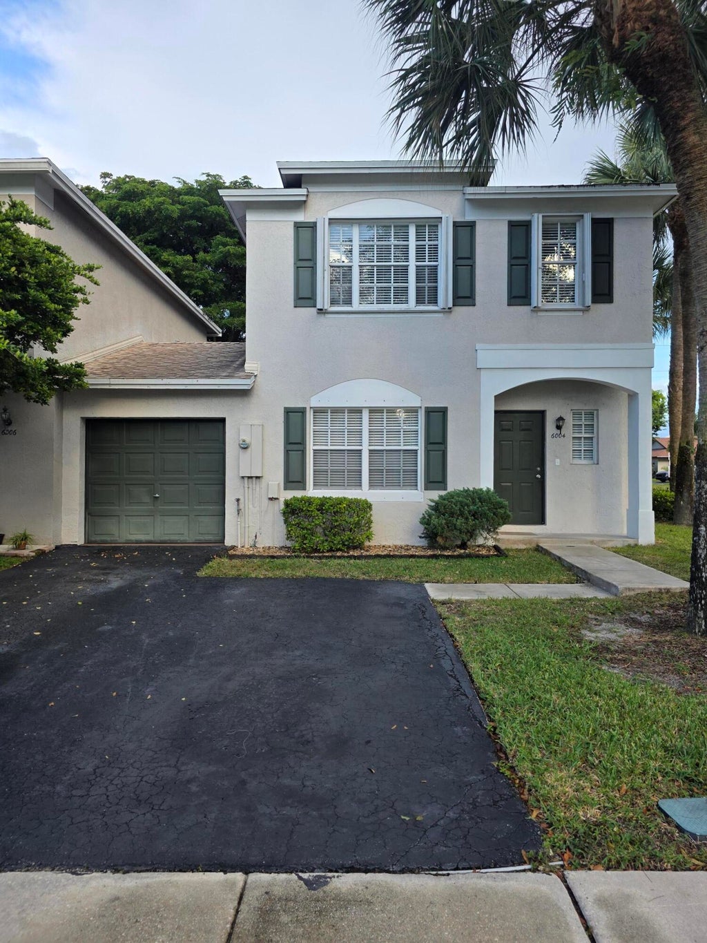 Photo of 6004 N GOLDEN BEAUTY Lane #6004, Tamarac, FL 33321 (MLS # B26093486)