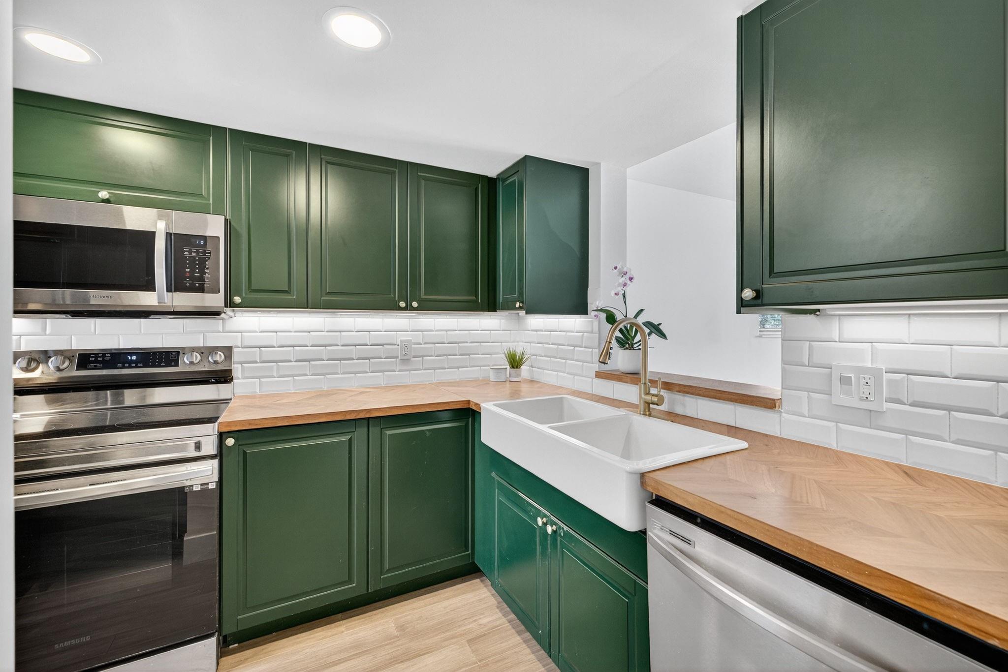 2707 NE 14th St Cswy 401