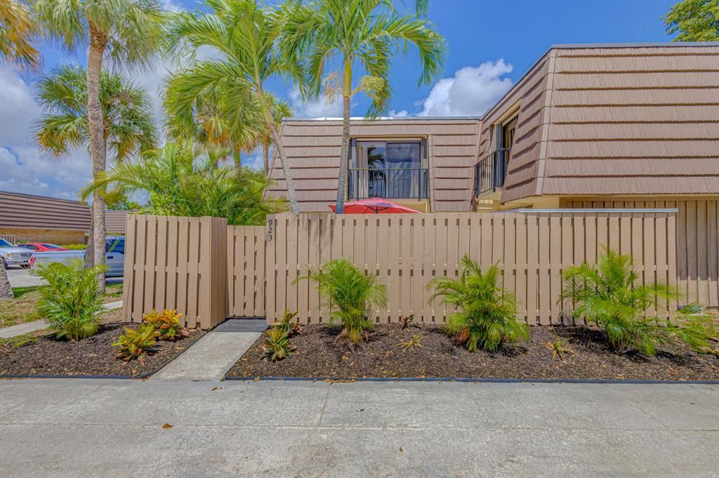 Photo of 923 9th Court, Palm Beach Gardens, FL 33410 (MLS # R10880589)