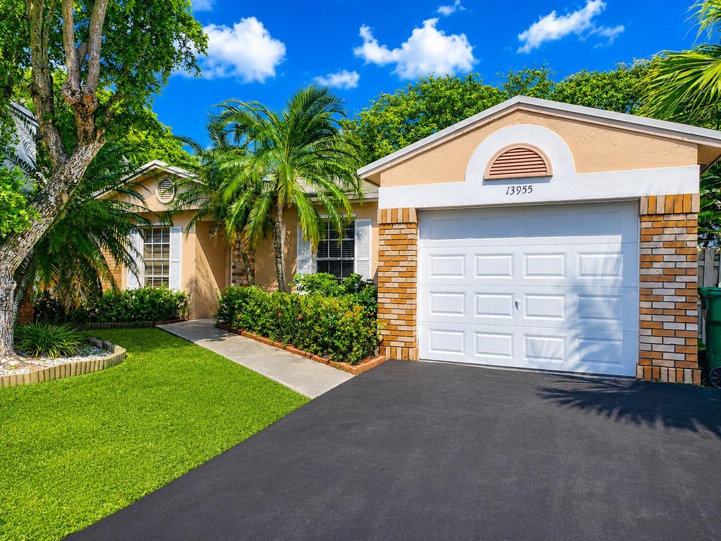 Photo of 13955 Langley Place, Davie, FL 33325 (MLS # B26057820)