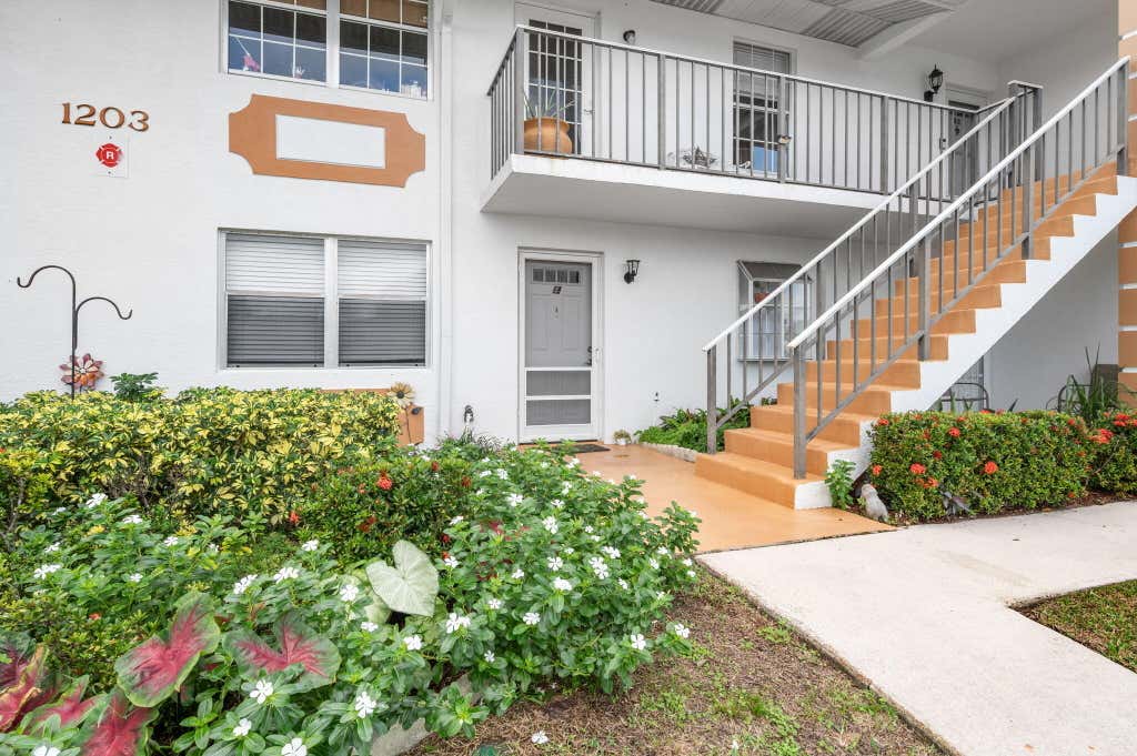 Photo of 1203 S Lakes End Drive #E-1, Fort Pierce, FL 34982 (MLS # R11137506)