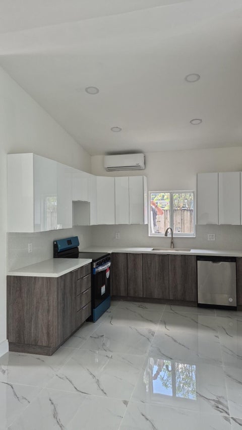 Tiny photo for 111 NE 45 Street, Oakland Park, FL 33334 (MLS # F10536460)