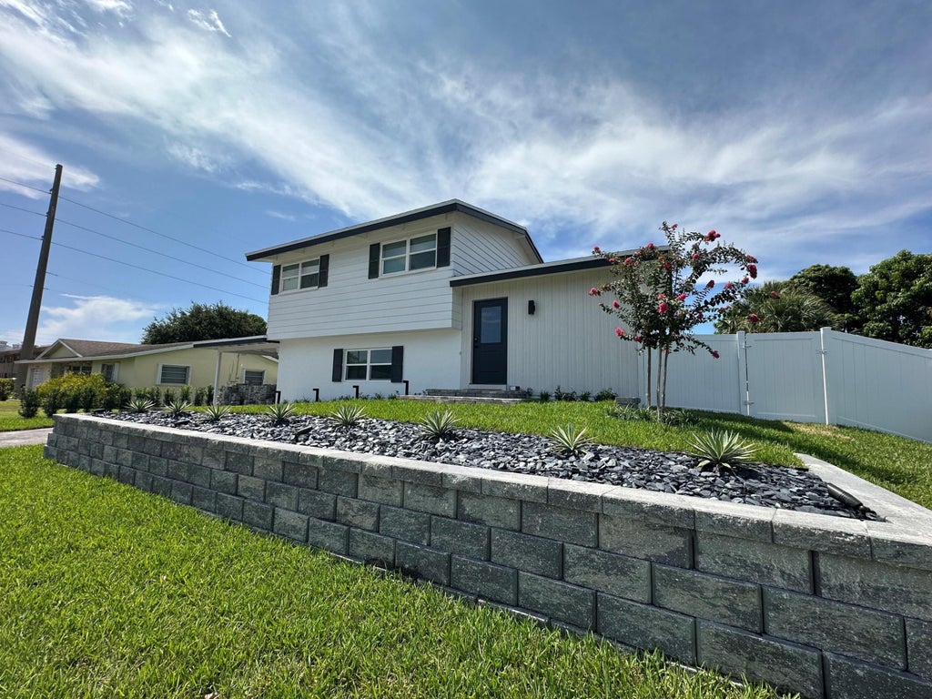 Photo of 214 SW 4TH Street, Boca Raton, FL 33432 (MLS # B26058061)