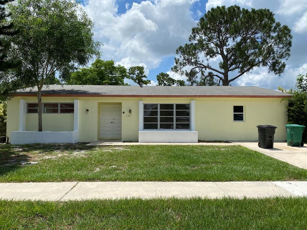 Photo of 134 S Naranja Avenue, Port Saint Lucie, FL 34983 (MLS # R10737278)