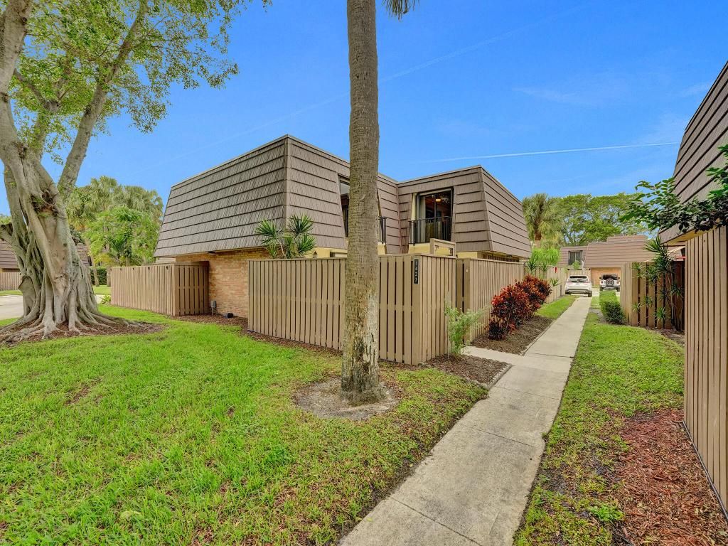 Photo of 1423 14th Court, Palm Beach Gardens, FL 33410 (MLS # R10944564)