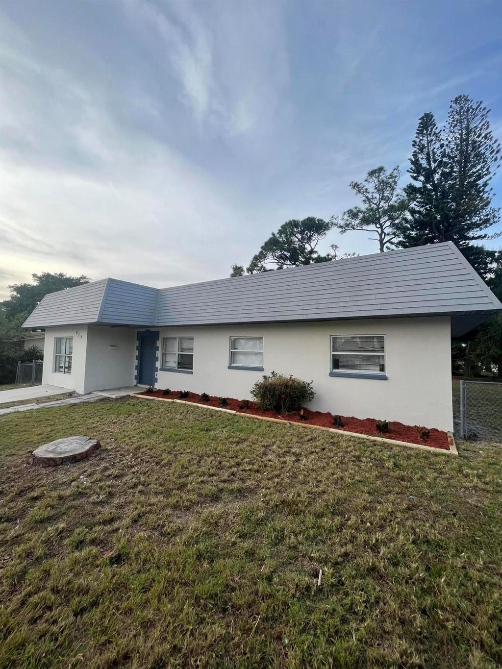 Photo of 919 SE 10th Street, Stuart, FL 34994 (MLS # R10964421)