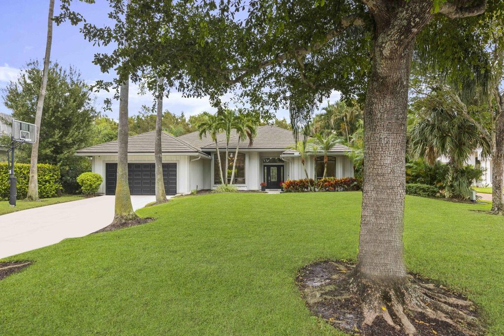 Photo of 36 Cayman Place, Palm Beach Gardens, FL 33418 (MLS # R10927905)