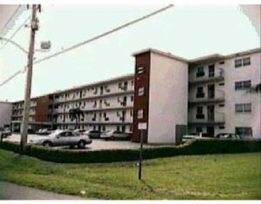 FURNISHED 2 BEDROOM / 2 BATH CONDO, ENCLOSED FLORIDA ROOM WITH GARDEN VIEW.
EAT-IN KITCHEN HAS BUILT IN MICROWAVE AND DOMED CEILING.LOTS OF CLOSETS. 2 POOLS,CLUBHOUSE FEATURING THEATER, GYM, CARD ROOMS,LIBRARY, BILLIARDS,COMPUTER ROOM,MOVIES, LIVE SHOWS,TENNIS, BOCCI,
LOTS OF ACTIVITIES. NEAR BEACH AND SHOPPING.  THIS IS A GREAT CHOICE FOR YEAR ROUND OR SEASONAL.