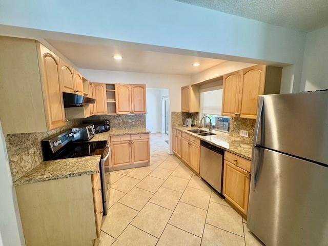 CORAL SPRINGS LAKES - Residential Lease
