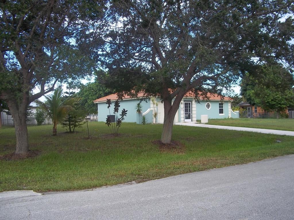Photo of 265 SW Dalton Circle Cir, Port Saint Lucie, FL 34953 (MLS # R10827659)