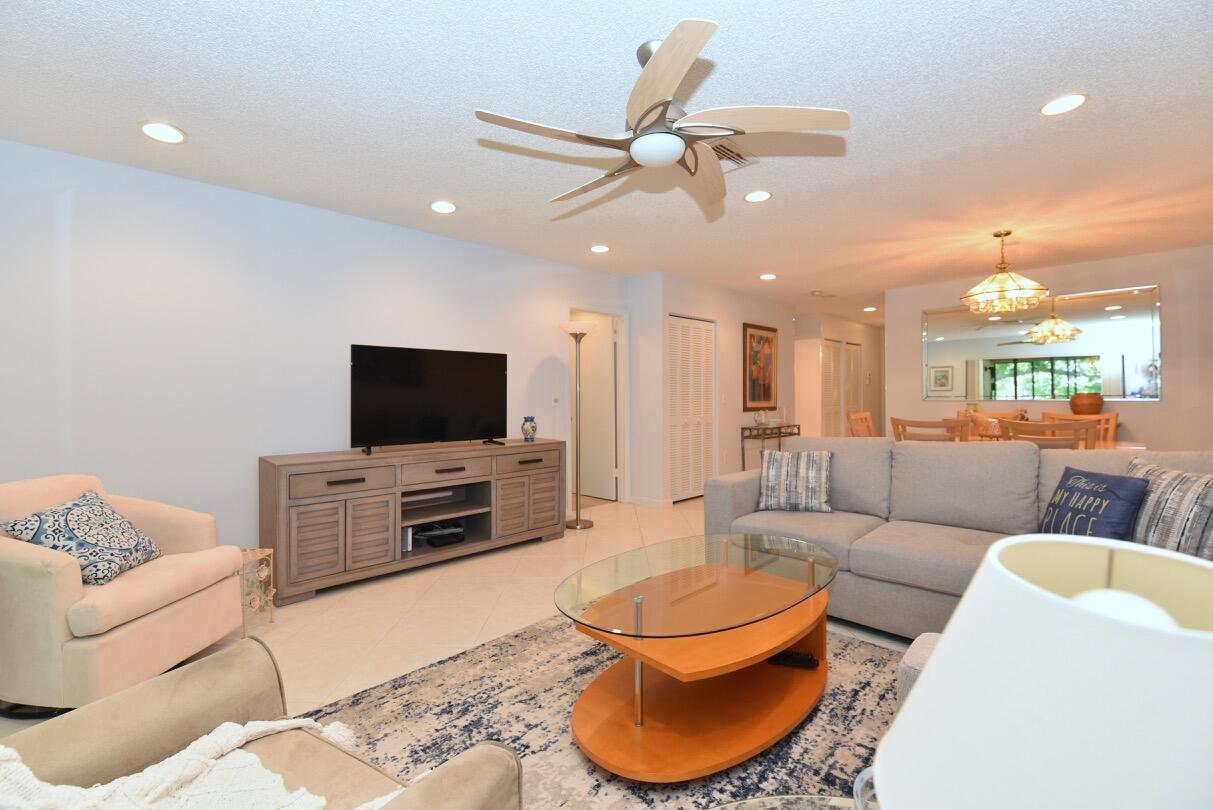 17 E Stratford Dr Drive E F