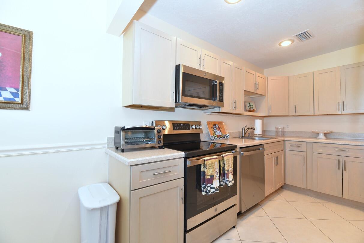 STRATFORD AT HUNTERS RUN CONDO - Residential