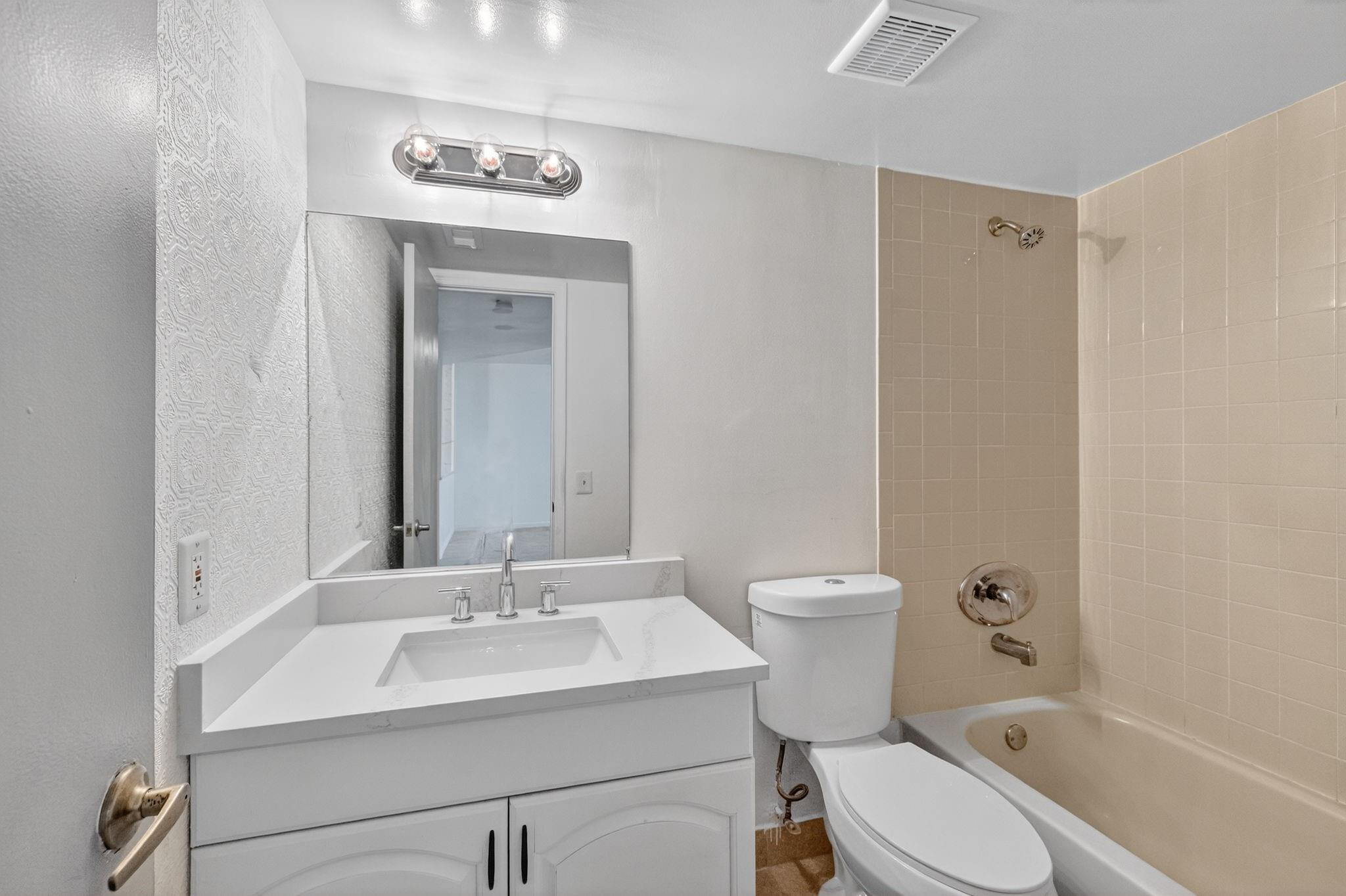 LAKE EMERALD CONDOMINIUM - Residential