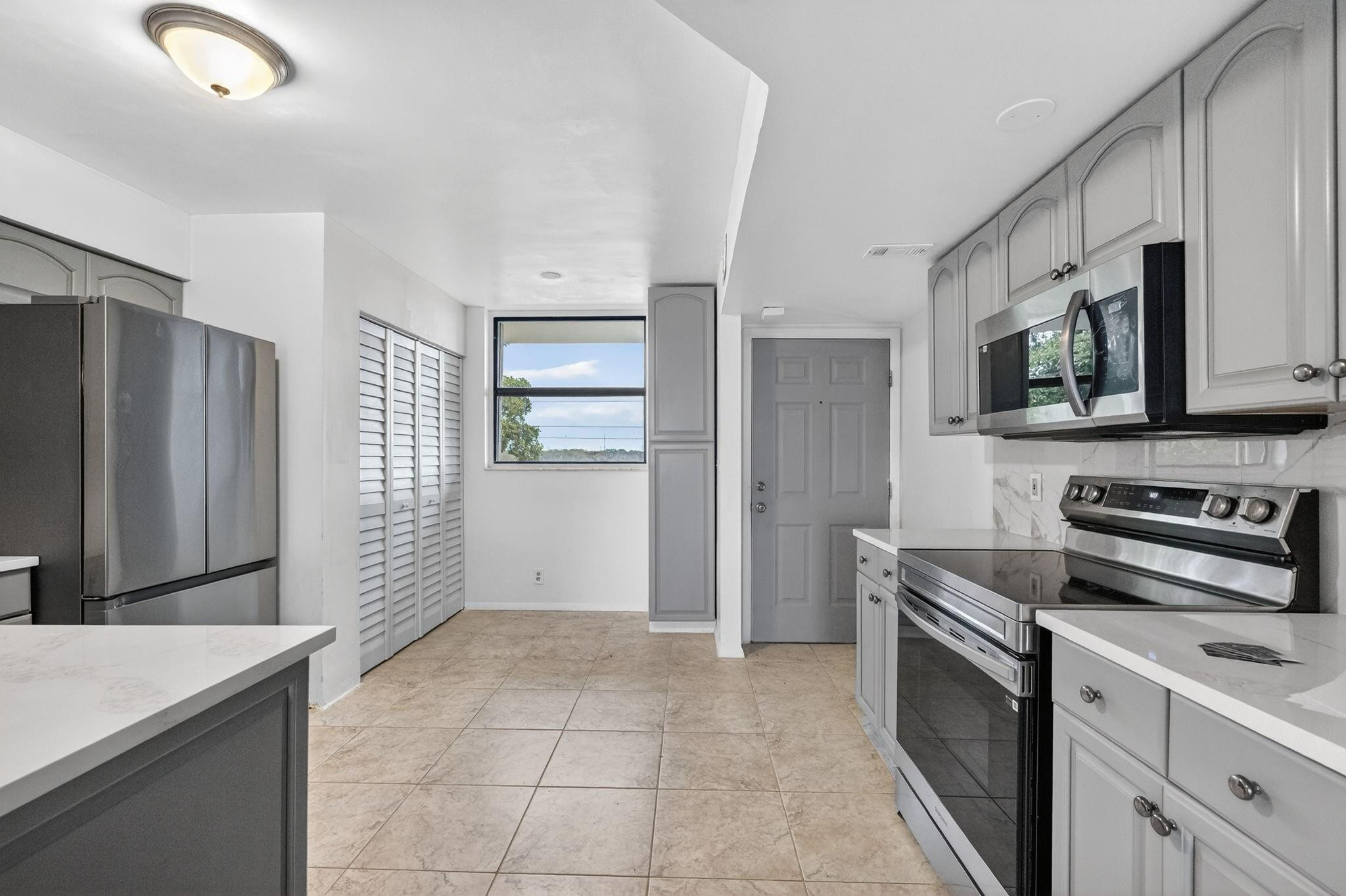 LAKE EMERALD CONDOMINIUM - Residential