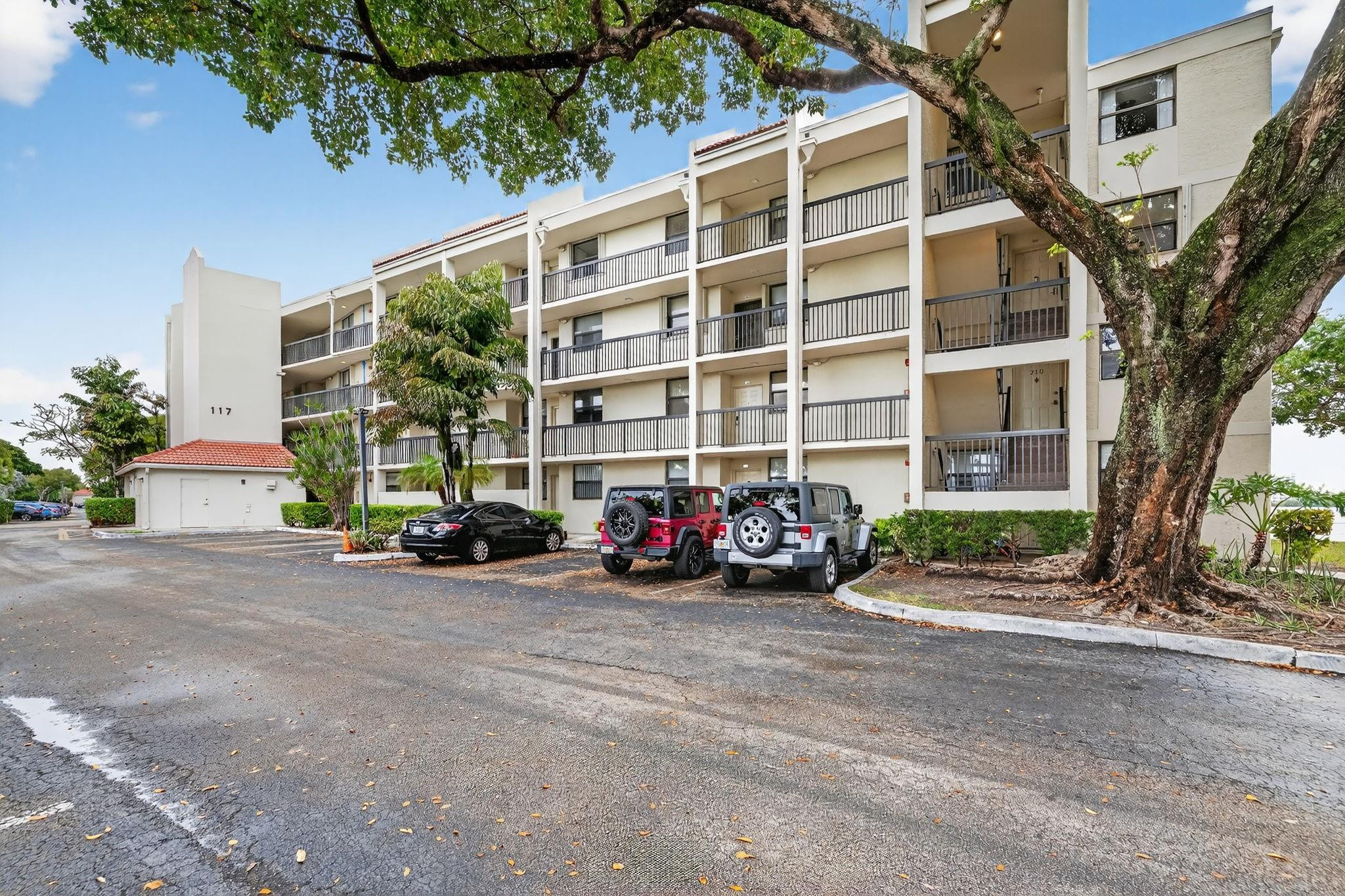 LAKE EMERALD CONDOMINIUM - Residential