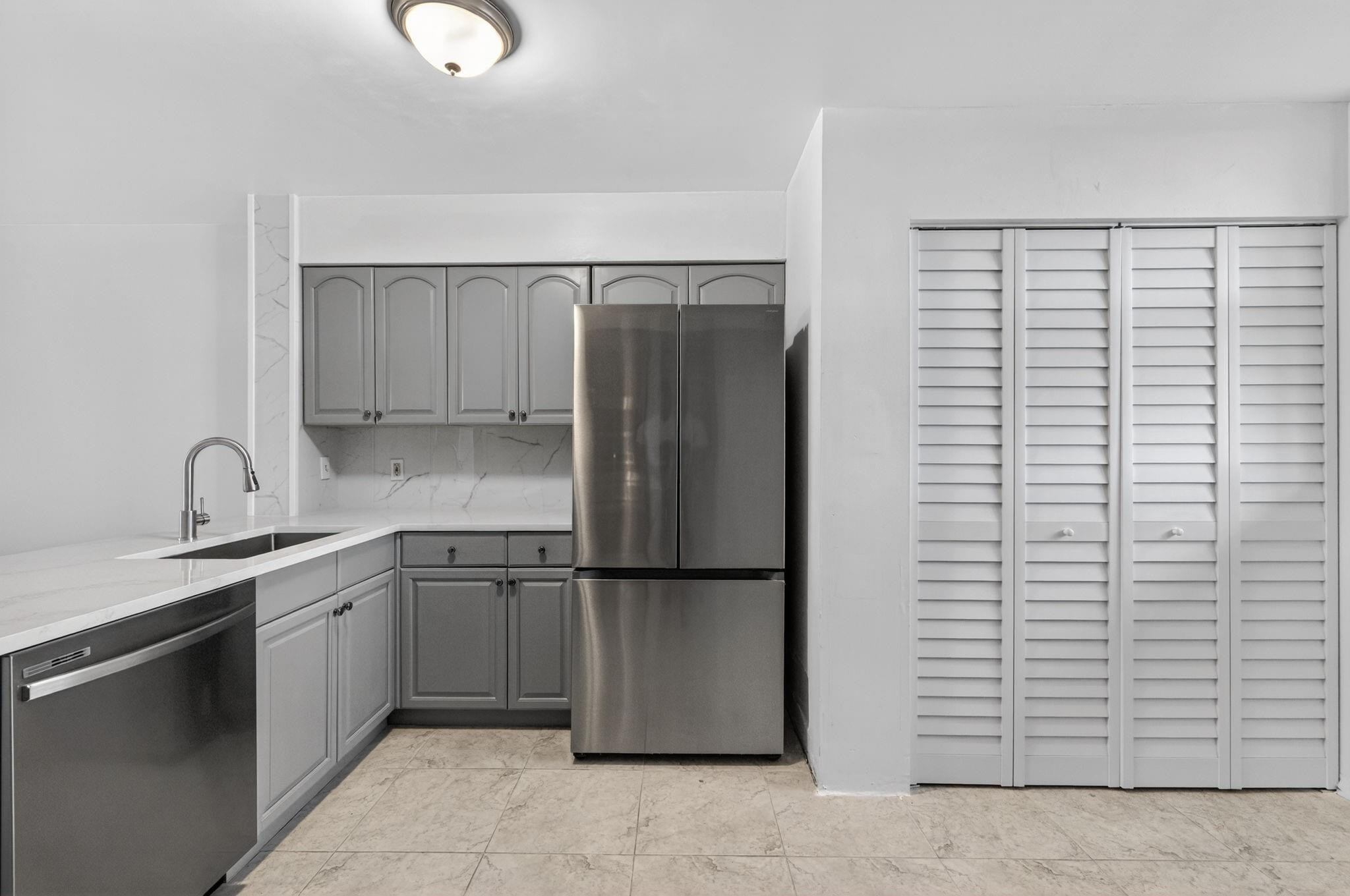 LAKE EMERALD CONDOMINIUM - Residential