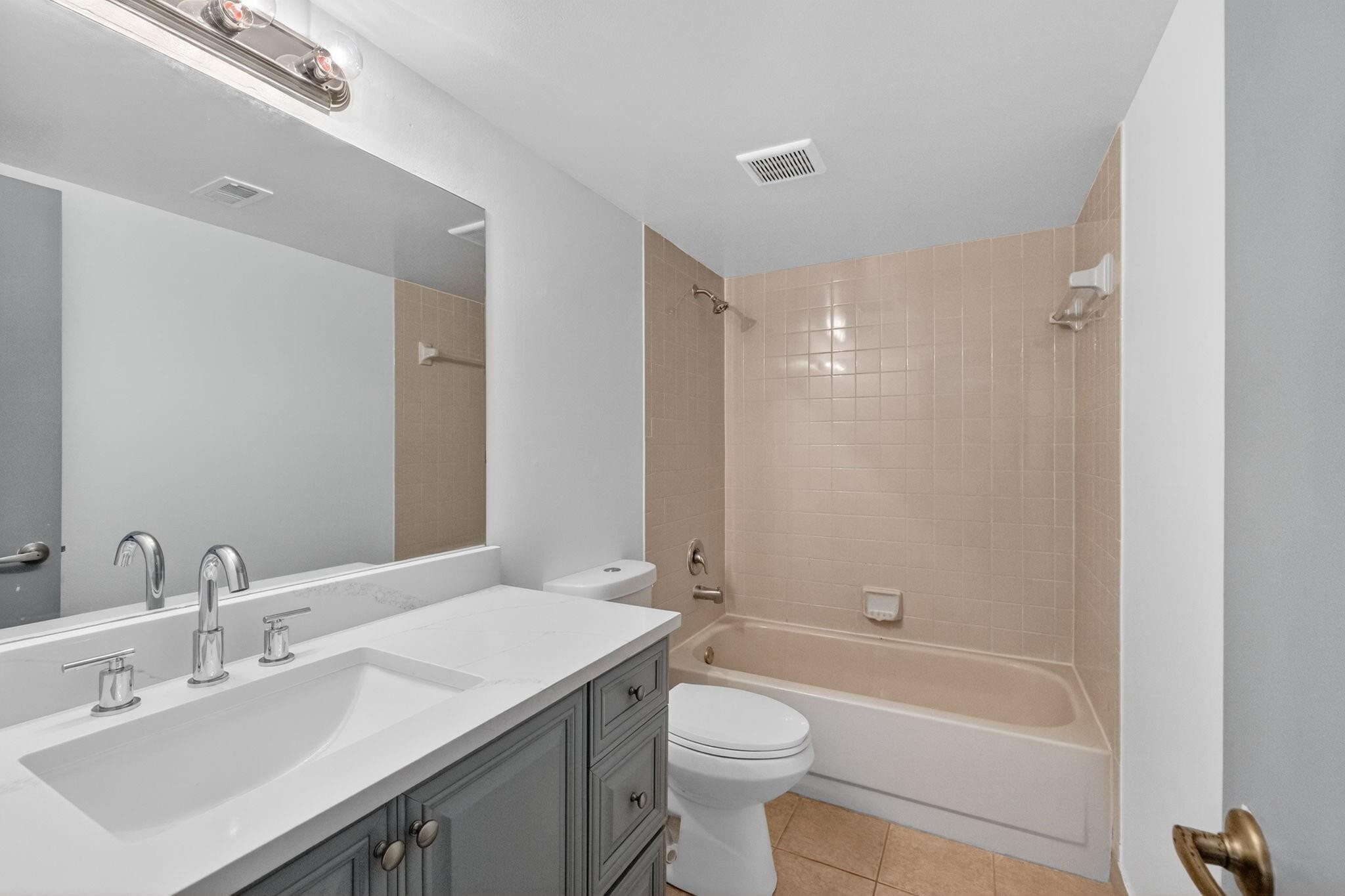 LAKE EMERALD CONDOMINIUM - Residential