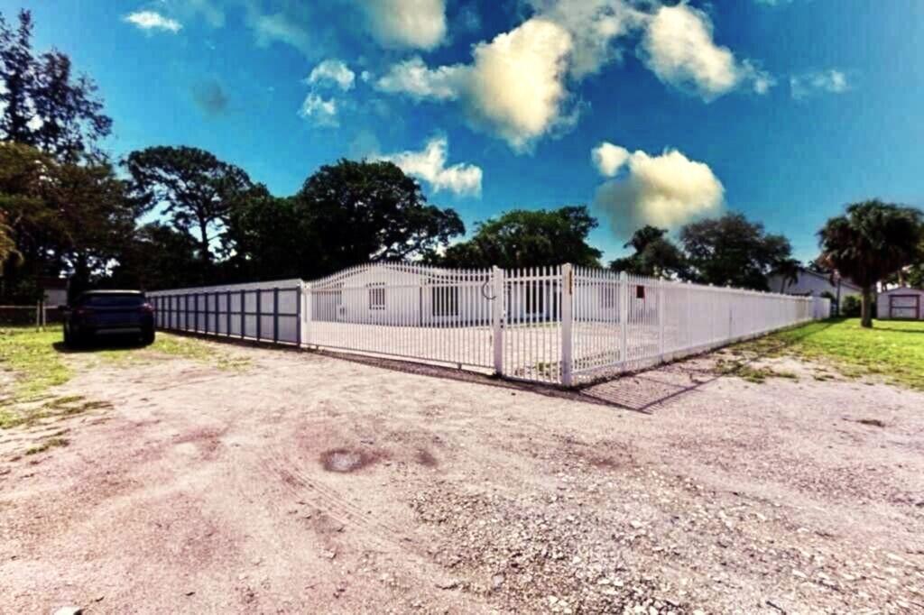 696 Arlington Drive