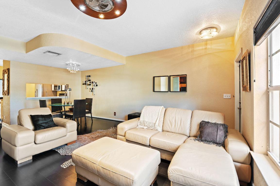 5628 NW 99th Lane, Coral Springs, FL, 33076/$390,000 4 5628 NW 99th Lane