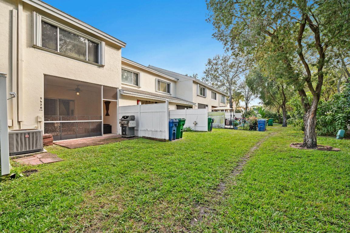 CORAL REEF CLUB - Residential