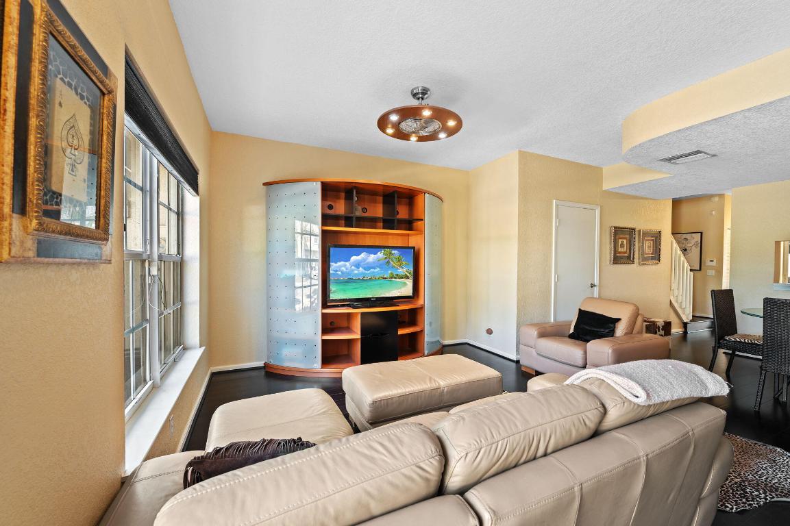 5628 NW 99th Lane, Coral Springs, FL, 33076/$390,000 3 5628 NW 99th Lane