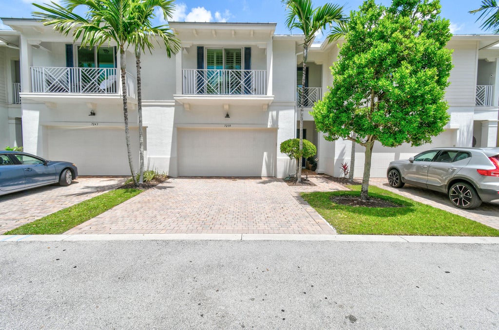 Photo of 7239 Oxford Court, Palm Beach Gardens, FL 33418 (MLS # B26072100)