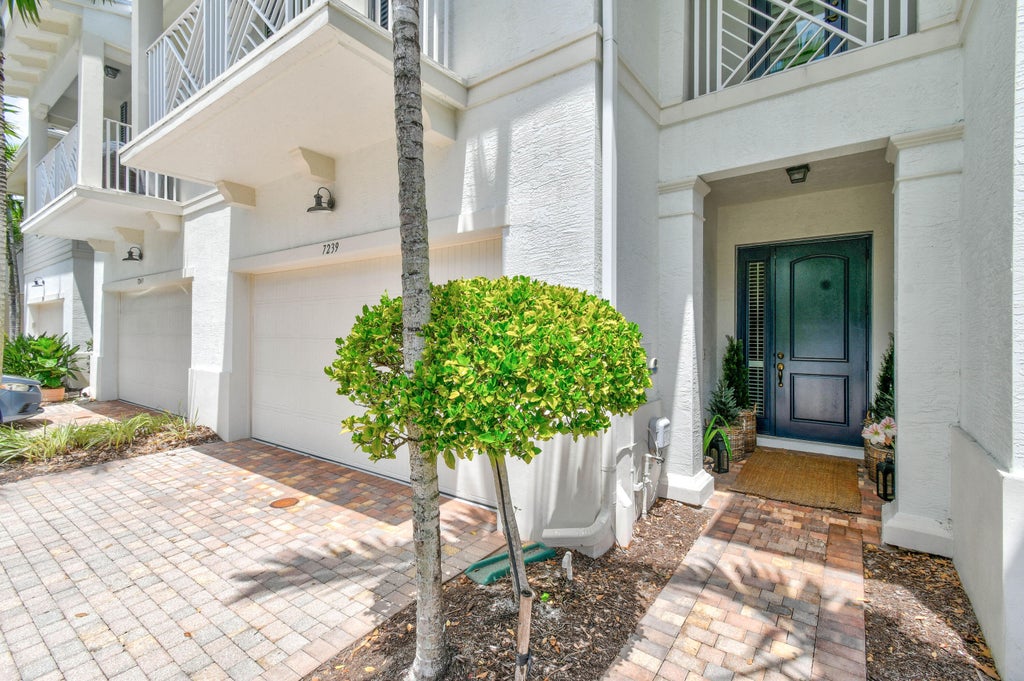 Photo of 7239 Oxford Court, Palm Beach Gardens, FL 33418 (MLS # B26072100)