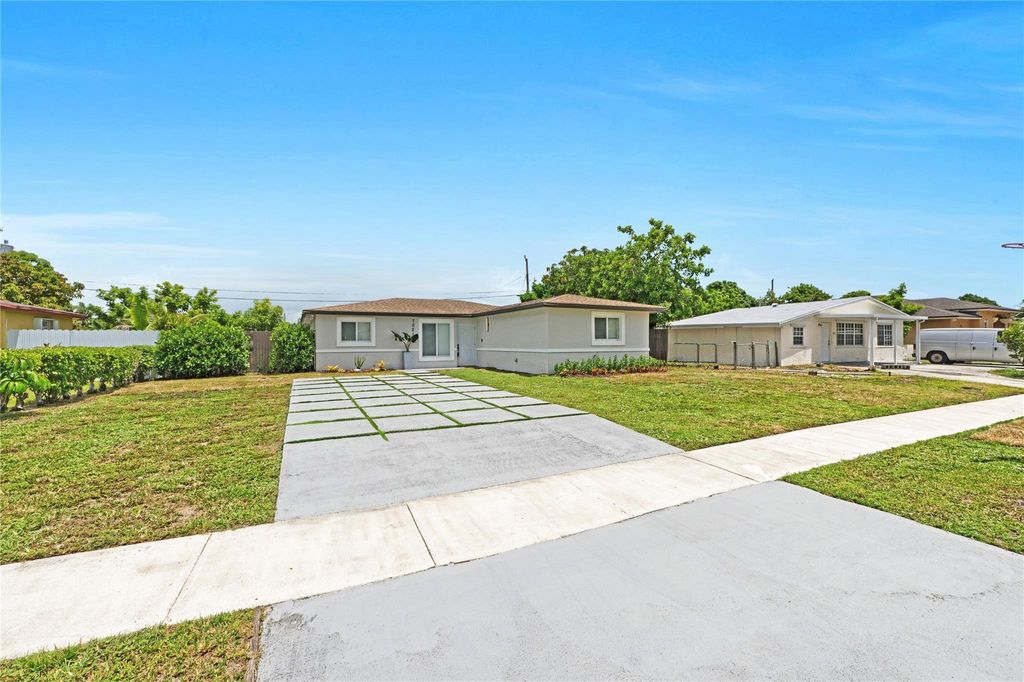 Photo of 7021 SW 25th St, Miramar, FL 33023 (MLS # F10519018)