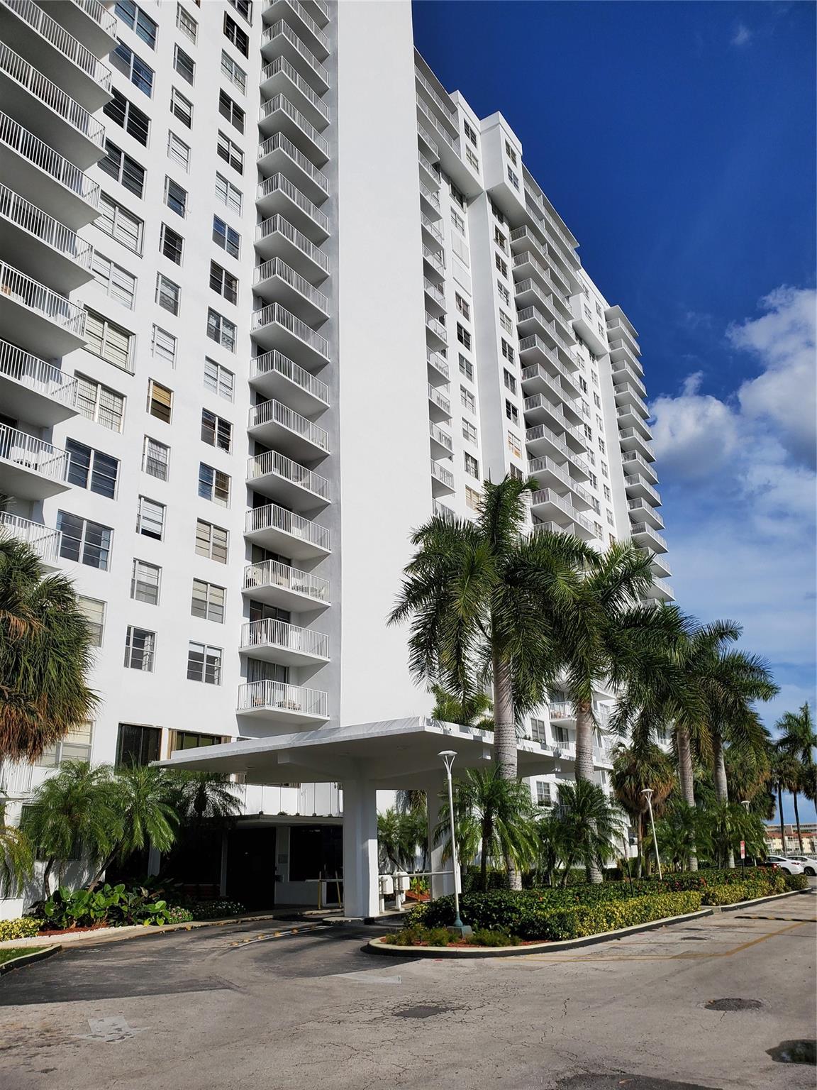 Large 1/ 1.5 apartment in the heart of Aventura. 24-hr Security, 1 assigned parking and lots of amenities. Swimming pool, BBQ grills, tennis and basketball courts, Gym, sauna, pool and ping-pong tables. Long-term lease and very good credit score required.