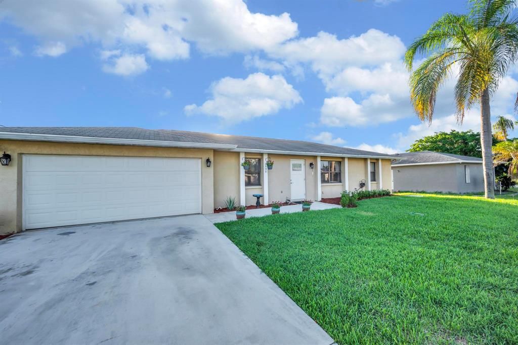 Photo of 2558 SE Hemsing Street St, Port Saint Lucie, FL 34984 (MLS # R10817748)