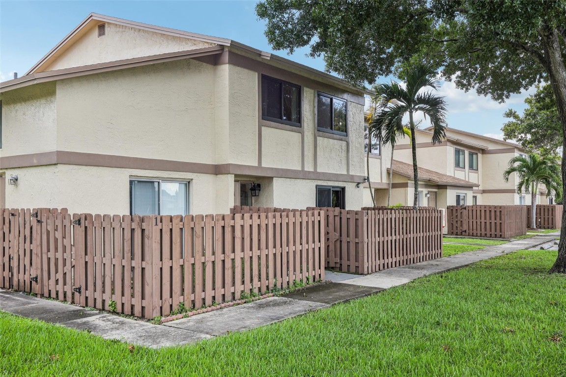 COUNTRY SQUIRE TOWNHOMES - Residential