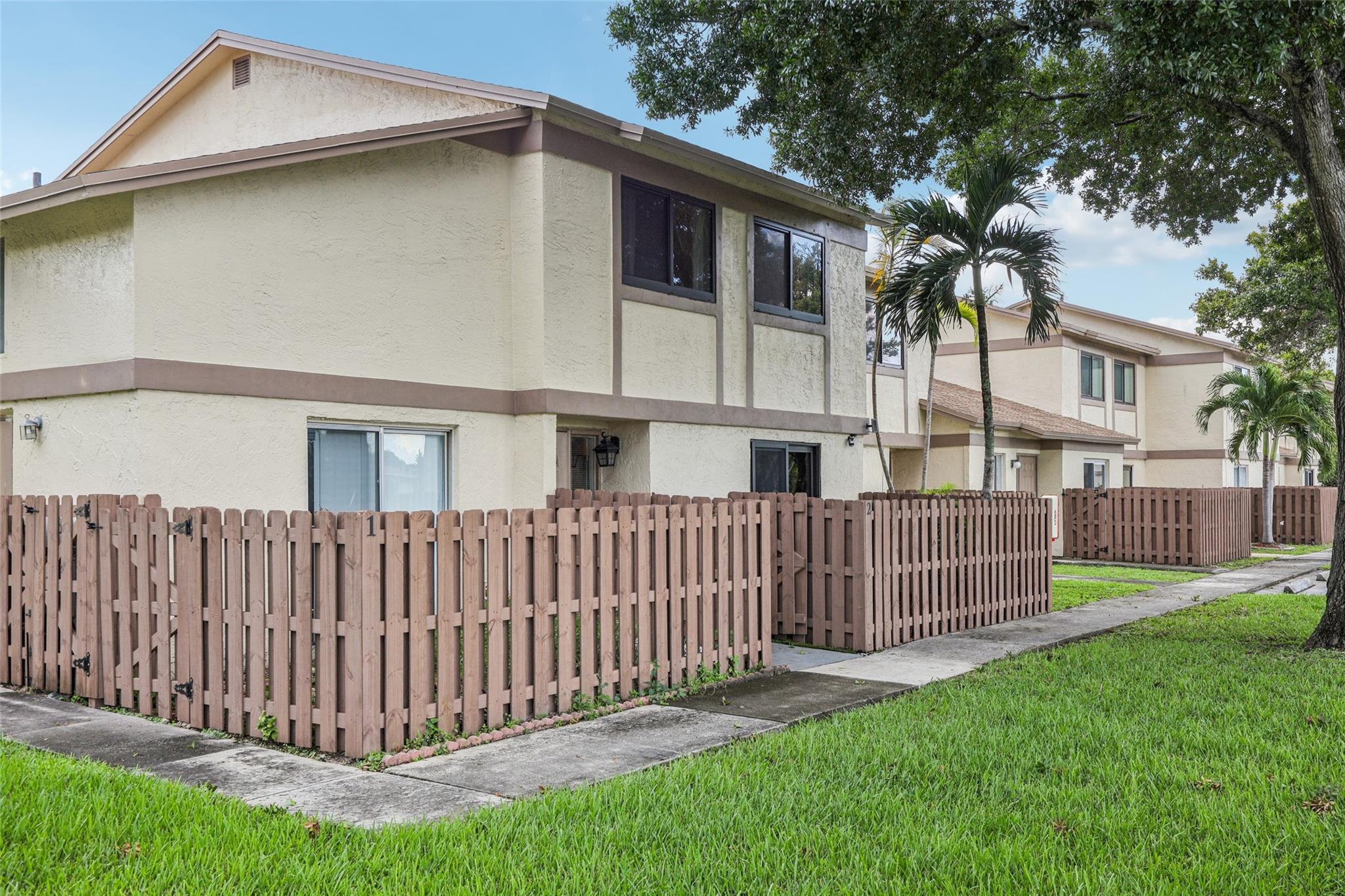 COUNTRY SQUIRE TOWNHOMES - Residential