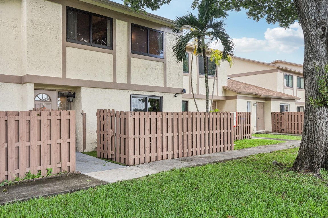 COUNTRY SQUIRE TOWNHOMES - Residential