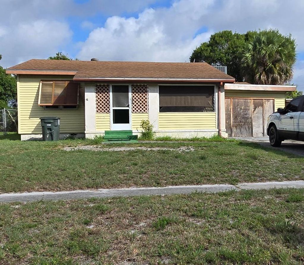 Photo of 1115 Colonial Road, Fort Pierce, FL 34950 (MLS # R11092790)