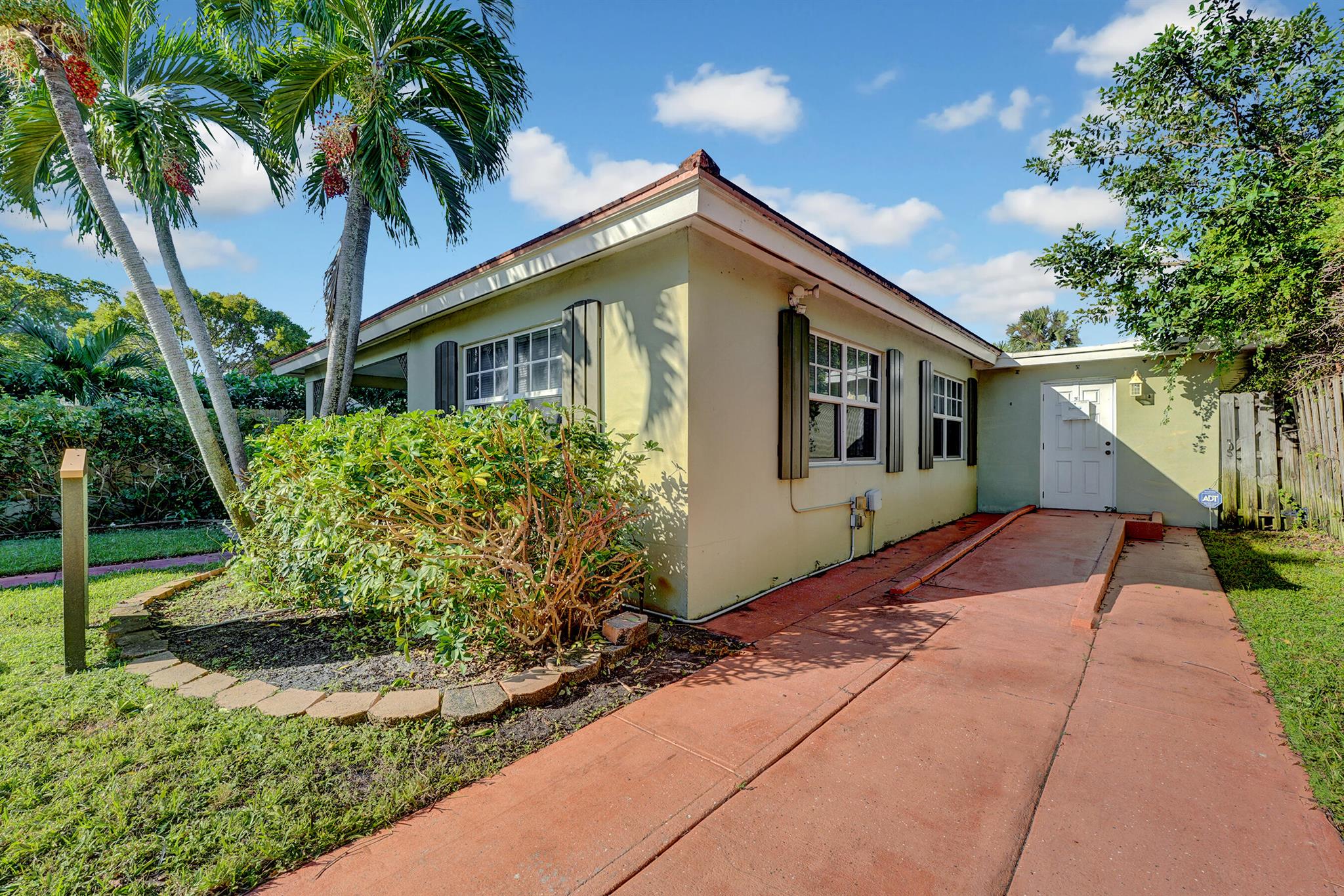 GALE LAKE WORTH 1 REAMNDE - Commercial Lease