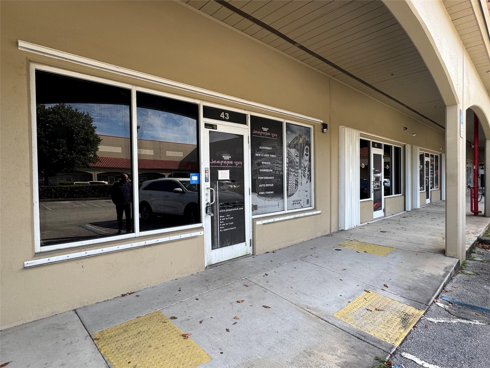 Main image without alt text