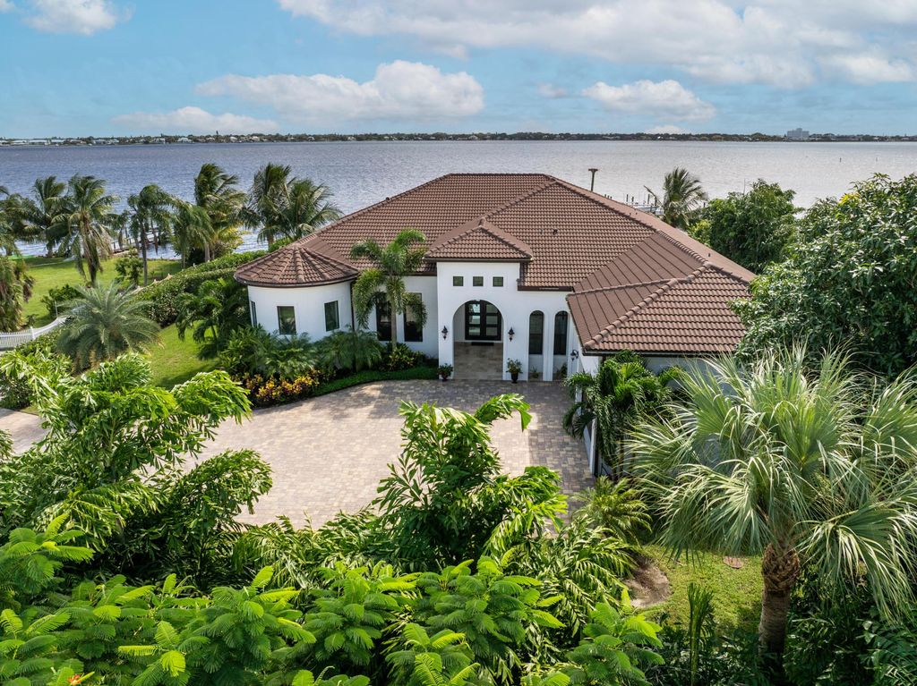 Photo of 1000 NE Wright Avenue, Jensen Beach, FL 34957 (MLS # R11140462)