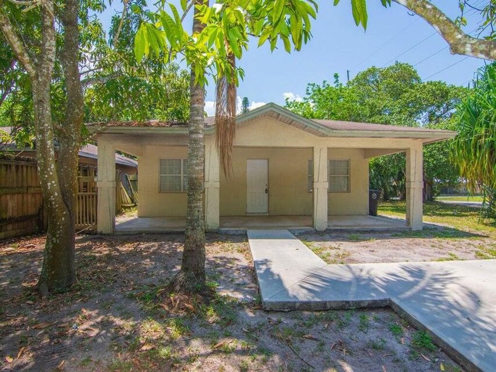 Photo of 605 Dundas Court, Fort Pierce, FL 34950 (MLS # R11153556)