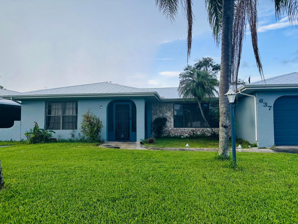 Photo of 637 SE THORNHILL Drive, Port Saint Lucie, FL 34983 (MLS # B26052921)