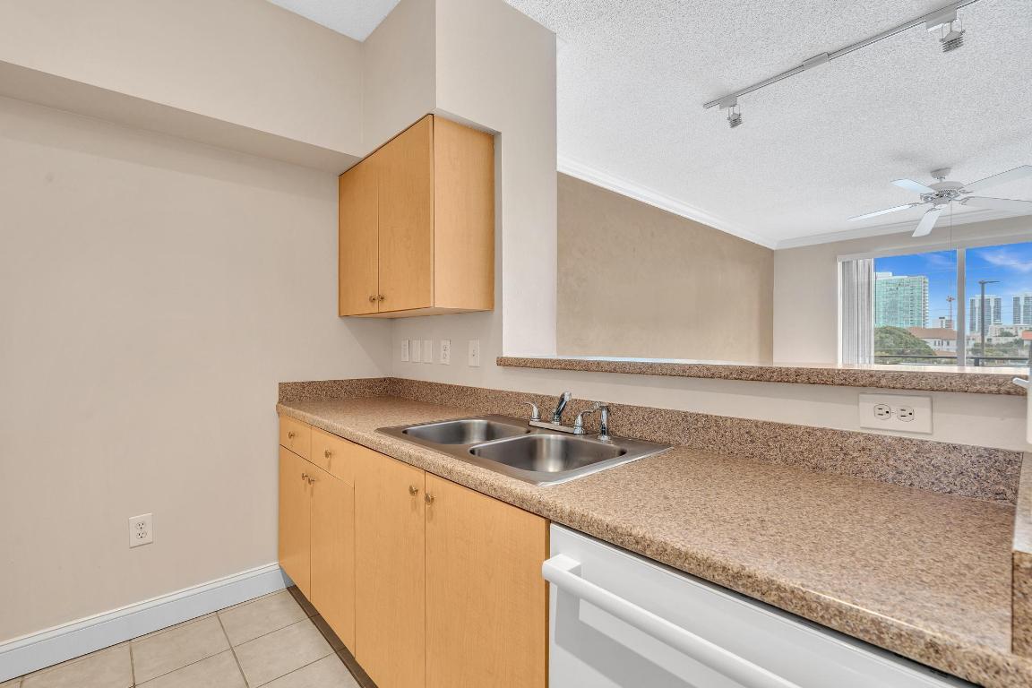 MONTECITO PALM BEACH CONDOMINIUM - Residential