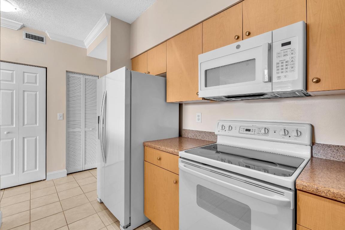 MONTECITO PALM BEACH CONDOMINIUM - Residential