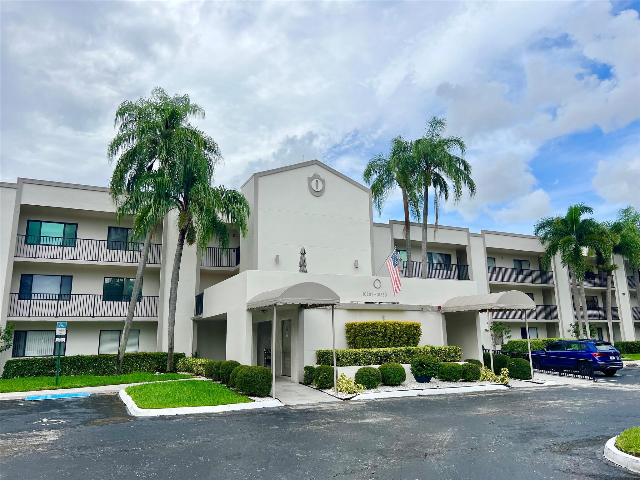 Beautiful 2 bedroom/2 bath CORNER unit offering lots of windows. Light & Bright!! This well kept condo features large, updated eat-in-kitchen w/granite countertops, new stainless steel appliances, pantry & large open pass-through window. Lg living area includes formal dining room & extended living room. (New flooring in main living areas.) Full size washer & dryer located in large walk-in laundry room. Other great features include large master bedroom w/walk-in closet & large vanity area in bathroom. Nothing left to do to this unit but move in & enjoy! Kings Point 55+ community offers a luxury lifestyle with it's many amenities including multi-million dollar theatre, ballroom, clubhouse, indoor & outdoor pools, courtesy buses, gym, tennis, pickle ball, many social clubs & more. A must see!